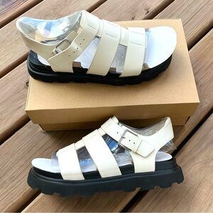 UGG sandals NEW IN BOX 🌟🌟🌟